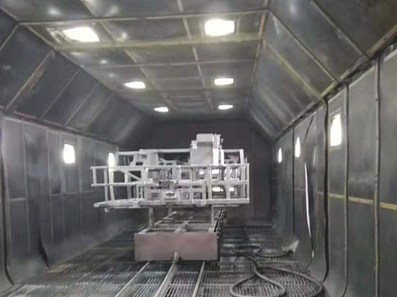 我司精心打造的Q76型號(hào)臺(tái)車(chē)式拋丸機(jī)近日成功交付客戶(hù)，并迅速投入生產(chǎn)使用，獲得客戶(hù)高度評(píng)價(jià)
